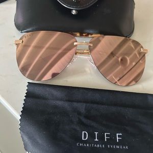 Diff Tahoe style Gold sunglasses!